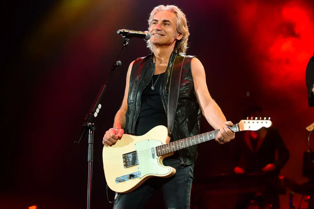 Luciano Ligabue in concerto, autore delle migliori canzoni d'amore del rock italiano tra cui Piccola stella senza cielo e L'amore conta