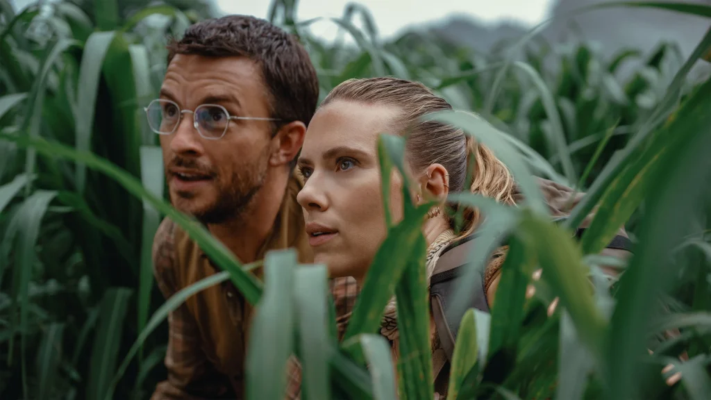 Scarlett Johansson e Jonathan Baylie in una scena di Jurassic World - La Rinascita