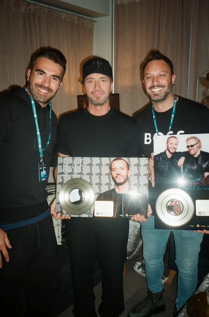 Giuseppe Fisicaro consegna a Raf il Disco d’Oro di Self Control e Gente di Mare