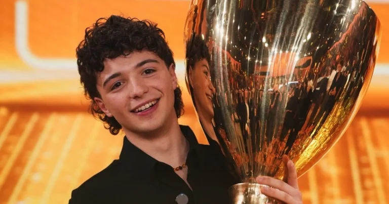 Lorenzo Salvetti vince Amici 2026, il cantante veronese solleva il trofeo in studio