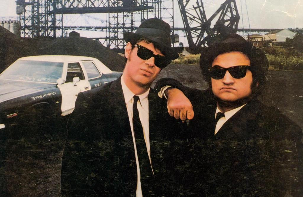 John Belushi e Dan Aykroyd in The Blues Brothers, stasera in tv su Sky Cinema Comedy"