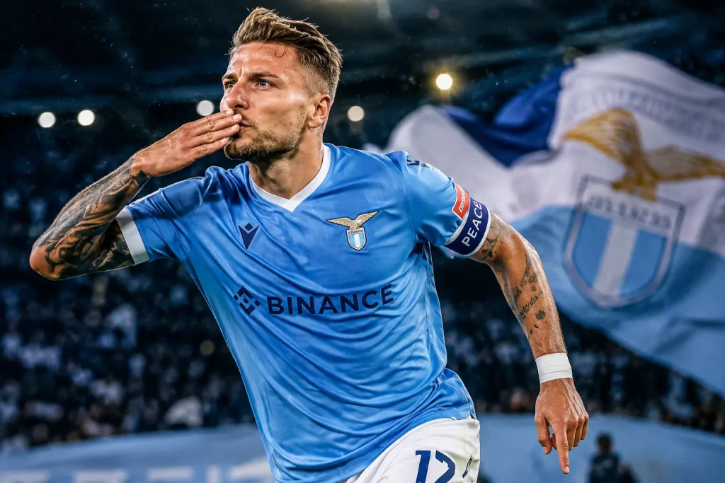 Ciro Immobile esulta con la maglia della Lazio dopo un gol in Serie A