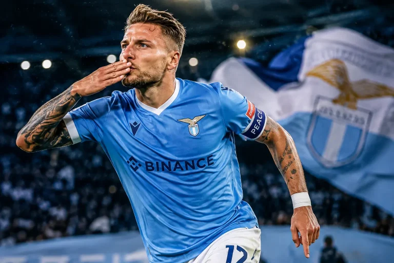 Ciro Immobile esulta con la maglia della Lazio dopo un gol in Serie A