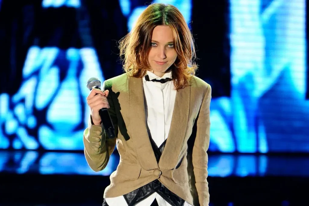 Nathalie, vincitrice della quarta edizione di X Factor, sul palco nel 2010
