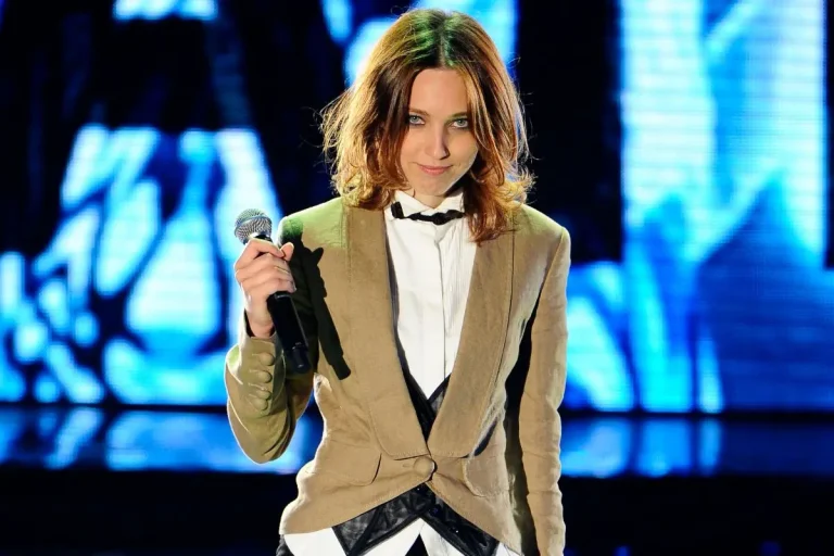 Nathalie, vincitrice della quarta edizione di X Factor, sul palco nel 2010